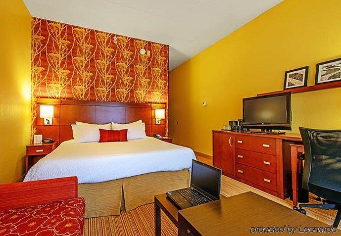 Отель Courtyard By Marriott Фредерик Номер фото